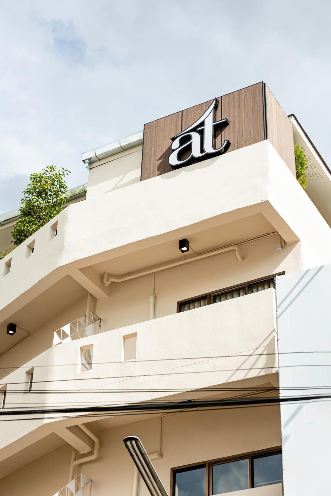 At Thaphae Hostel Chiang Mai Exterior photo